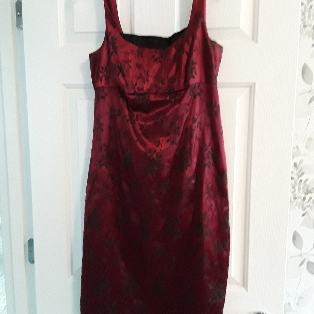 Donna Ricco maroon dress
